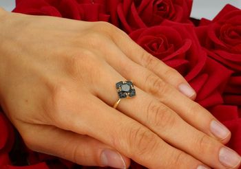 Złoty pierścionek damski z motywem kwiatka i czarną cyrkonią. Próba 585, waga 2,05 g, element ozdobny 1,1 cm, szyna 1 mm. Model PI 6771 585 – delikatna elegancja z nutą tajemnicy.2.jpg